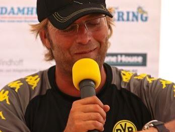 Jürgen Klopp erstmals als Trainer von Borussia Dortmund im Testspiel bei Eintracht Rheine.