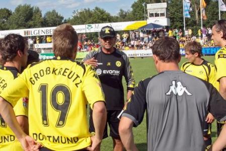 Jürgen Klopp erstmals als Trainer von Borussia Dortmund im Testspiel bei Eintracht Rheine.