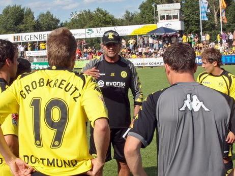 Jürgen Klopp erstmals als Trainer von Borussia Dortmund im Testspiel bei Eintracht Rheine.