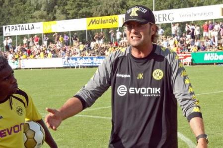 Jürgen Klopp erstmals als Trainer von Borussia Dortmund im Testspiel bei Eintracht Rheine.