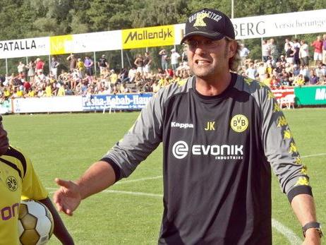 Jürgen Klopp erstmals als Trainer von Borussia Dortmund im Testspiel bei Eintracht Rheine.