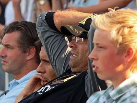 Jürgen Klopp erstmals als Trainer von Borussia Dortmund im Testspiel bei Eintracht Rheine.