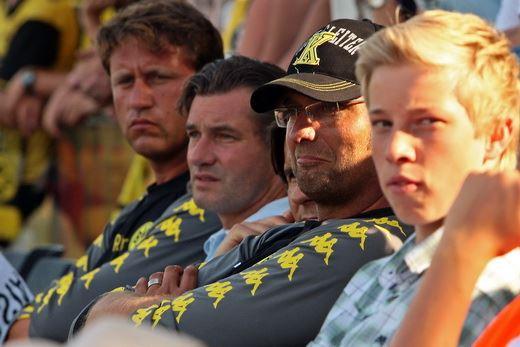 Jürgen Klopp erstmals als Trainer von Borussia Dortmund im Testspiel bei Eintracht Rheine.