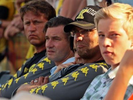 Jürgen Klopp erstmals als Trainer von Borussia Dortmund im Testspiel bei Eintracht Rheine.