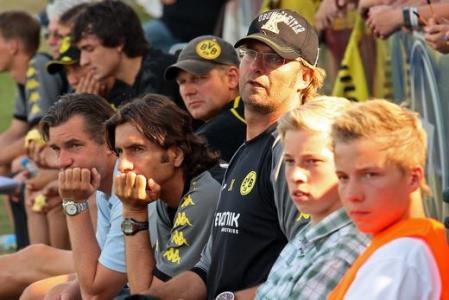 Jürgen Klopp erstmals als Trainer von Borussia Dortmund im Testspiel bei Eintracht Rheine.