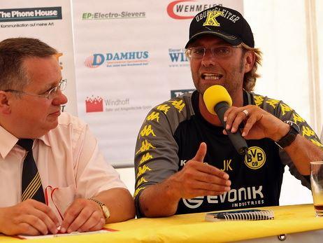 Jürgen Klopp erstmals als Trainer von Borussia Dortmund im Testspiel bei Eintracht Rheine.
