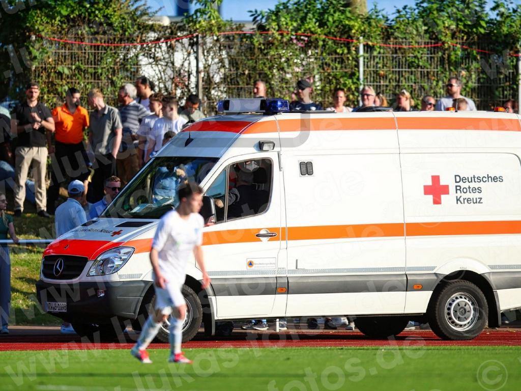 2025-07-03 Krankenwagen VfL Bochum - TuS Harpen Foto Lukas (512)